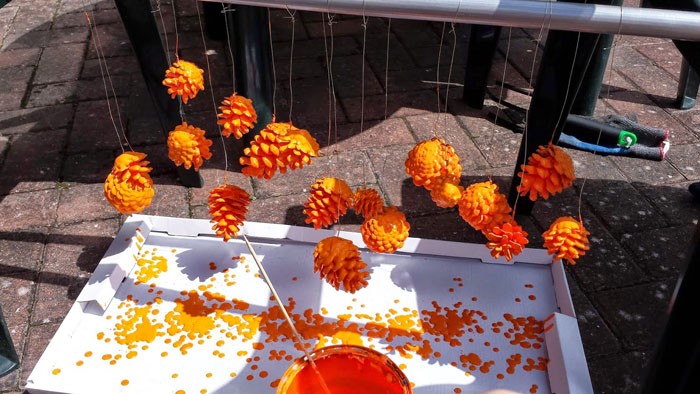 Всяко съцветие се завързва с конец, потапя се изцяло в боята и конецът се връзва на тел