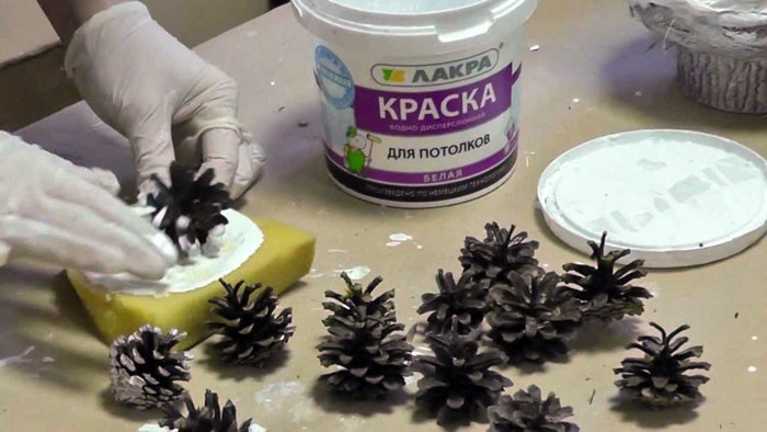 Можете да излеете гъста боя върху гъба и да потопите венчелистчетата, като регулирате дълбочината на цвета