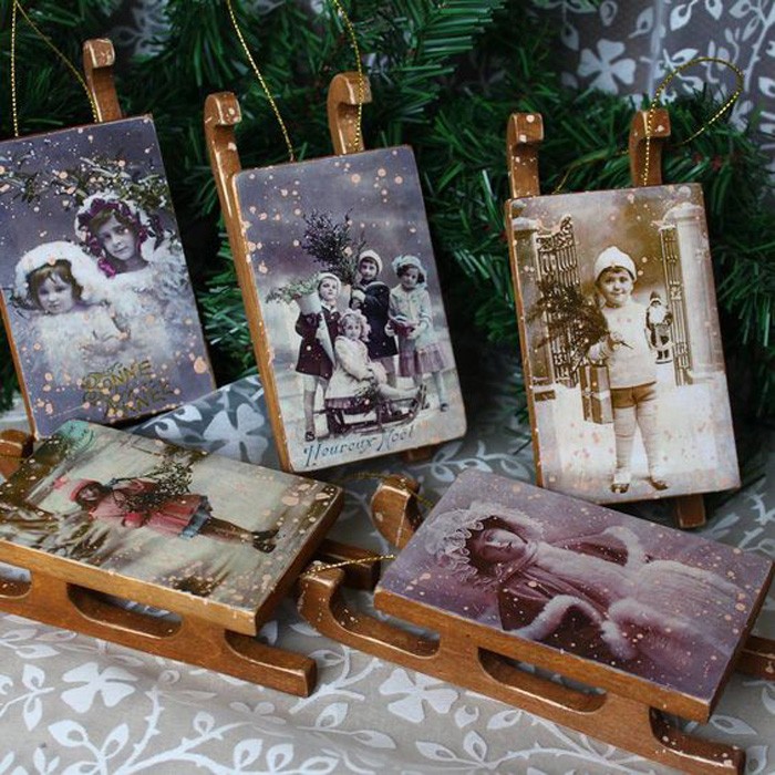 Sleighs are made of plywood or thick cardboard. Already painted models are decorated with photographs printed on a printer on thin paper or immediately transferred to the base using a hot method, PVA glue or decoupage film