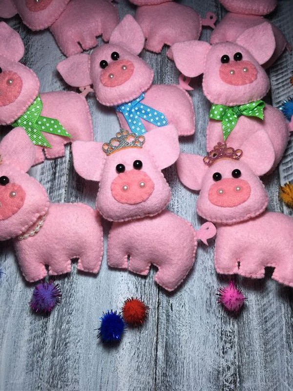 The symbol of the coming New Year can also be made by hand