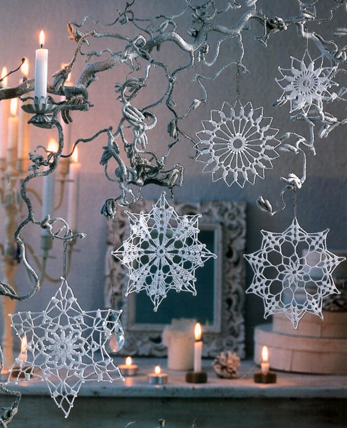 If you impose napkins in the form of snowflakes and properly starch them, you get wonderful decorations