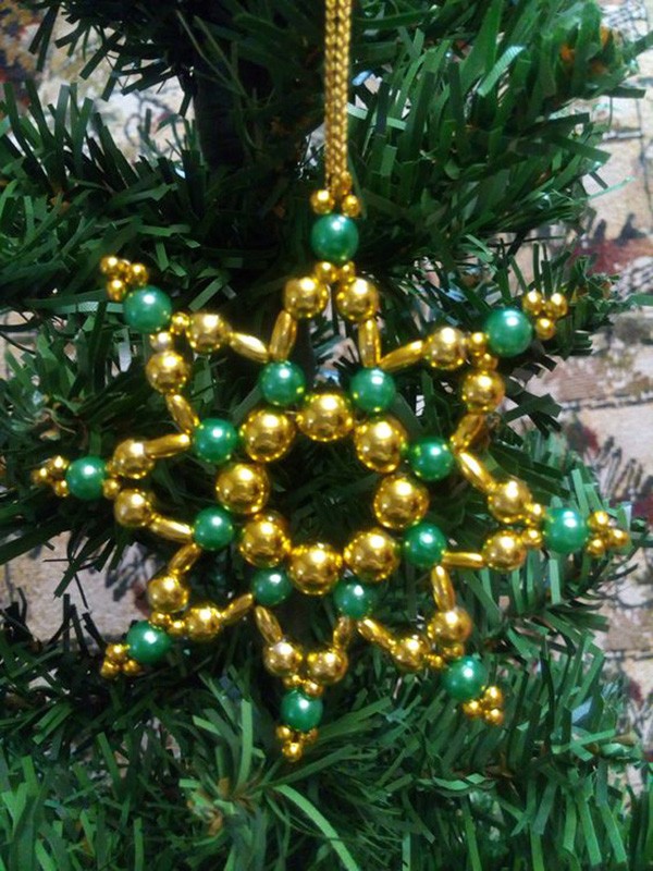 Beads are a bright and shiny material, as if created for such crafts. Depending on the pattern by which the weaving is carried out, as well as on the size and color of the beads, different stars are obtained