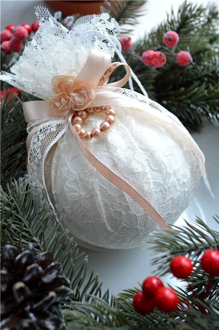Do not rush to throw away old balls. They can be decorated in a variety of ways, such as satin, lace and beads.