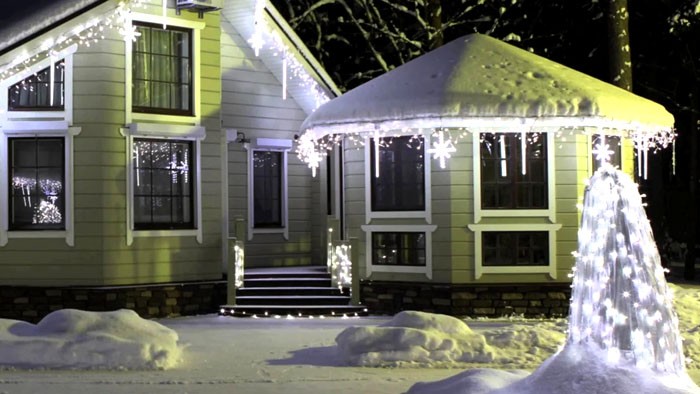 Light garlands look good on the eaves of houses. For this there are special forms of fringe and curtain