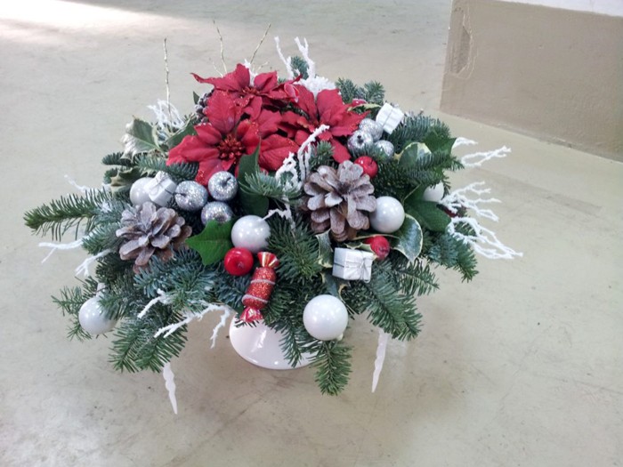 Small decorative gifts and branches with artificial snow become elements of the composition.