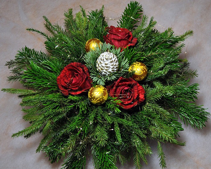 Ordinary flowers also find a suitable place for themselves. The red color of roses is ideally combined with the green of the needles