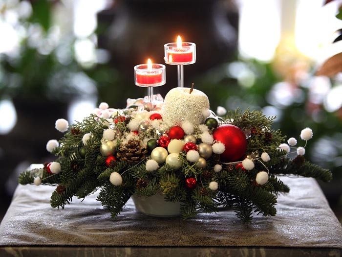 Such winter bouquets are based on a floral sponge, which will serve as an additional fixation of the bouquet and allow the branches to look fresh for as long as possible.