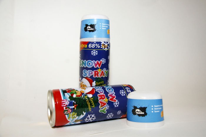 Artificial snow can be in the form of a spray can: it is shaken and covered with a stream of spruce branches and any objects