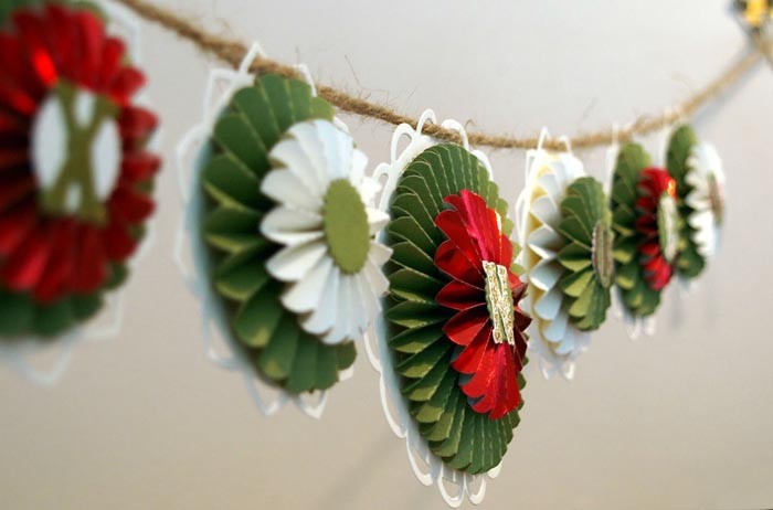 The colors of the garlands are matched to the New Year's design, which will further emphasize the festive beauty