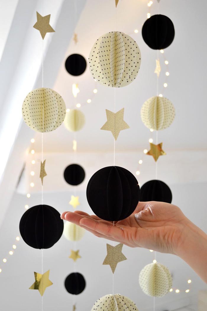 Simple garlands will emphasize the style of a non-standard themed holiday