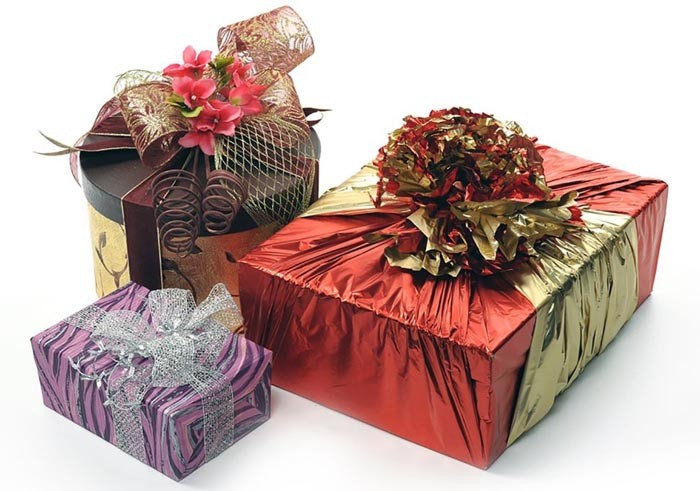 Gifts under the Christmas tree will serve as decor until the moment they are opened, and it will be very beautiful if they themselves are decorated in the same style as the hall