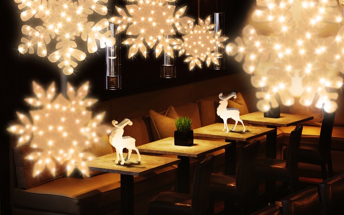 Hanging garlands will make the evening atmospheric and a little romantic.