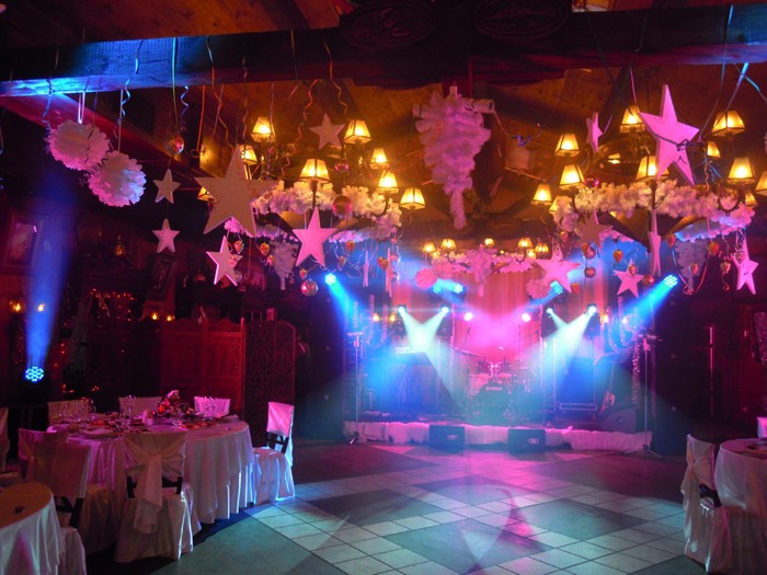 So that nothing interferes with the movement of guests, and at the same time, to hide the unsightly ceilings, it is worth giving preference to hanging decorations and directional light