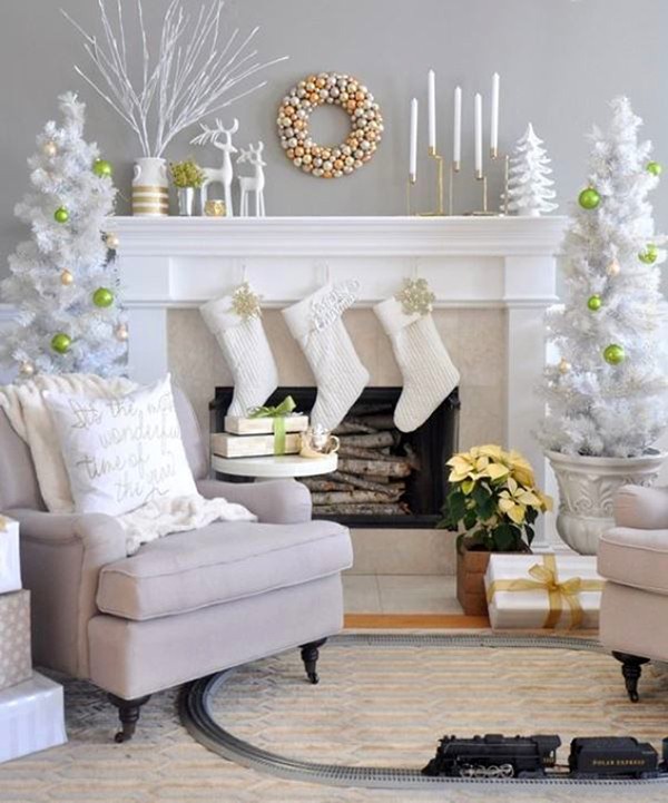 White symbolizes the winter season. Such a living room automatically turns the inhabitants of the apartment into Snow Queens and Kings of Winter, as the decor looks magical