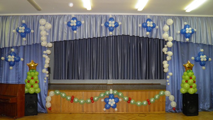 Balloons are beautiful and meet all the requirements for the design of the assembly hall