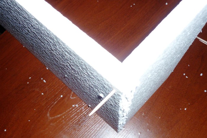 Việc dán polystyrene với keo PVA hơi có vấn đề, nhưng nếu bạn cố định các góc bằng tăm, thì cấu trúc sẽ ổn định, không bị lung lay. Nếu có keo dán Titan để ốp trần thì càng tốt.