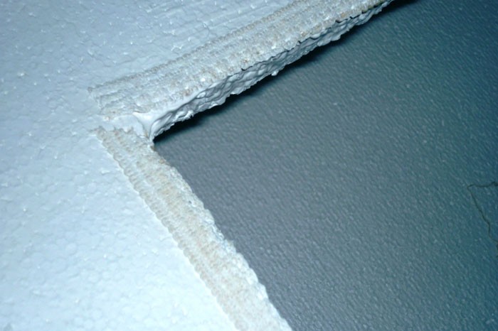 Chúng tôi ngâm băng có chiều rộng trung bình trong keo PVA và dán nó dọc theo vết cắt của cửa sổ hộp cứu hỏa, đừng quên cũng làm phẳng bề mặt. Phải mất 2-3 giờ để khô