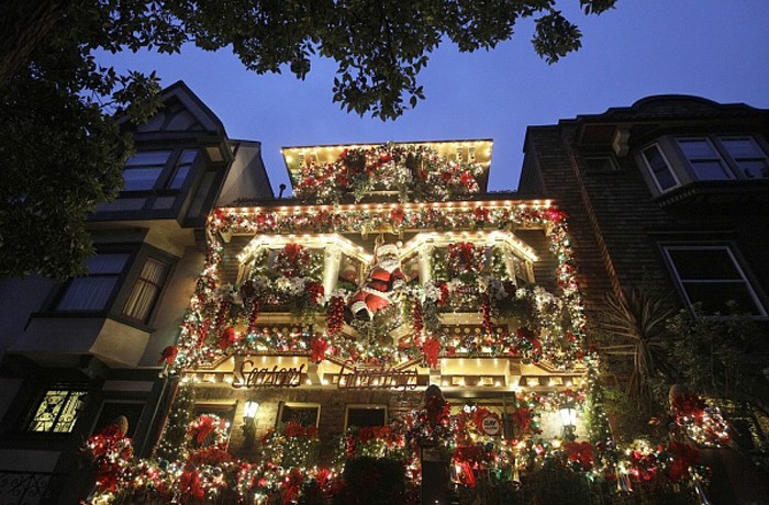 Beleuchtung und Neujahrs- und Weihnachtsdekor ziehen potenzielle Käufer an. Infolgedessen zahlt sich eine teure Registrierung aus