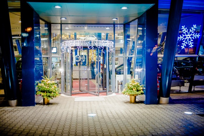 Die Veranda und der Eingang zum Haus werden zu einer Einladungskarte