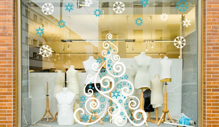 Selbst mit einem kleinen Budget können Sie viel tun. Zum Beispiel ist es ziemlich kostengünstig, Muster auf dem Glas in Form von Frost, Schneeflocken oder der Nachahmung eines Schneesturms herzustellen.