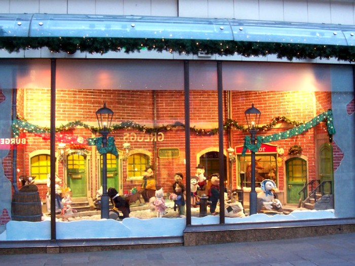 Die Komposition kann großformatig sein, und die Handlung dafür stammt aus erkennbaren Weihnachtsgeschichten und Cartoons