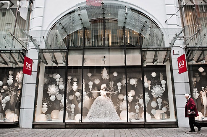 Viele am Silvesterabend lösen die Schaufenster von den Waren und stellen sie der festlichen Dekoration vollständig zur Verfügung. Solche Vitrinen ziehen mit ihrem Design noch mehr Menschen an.