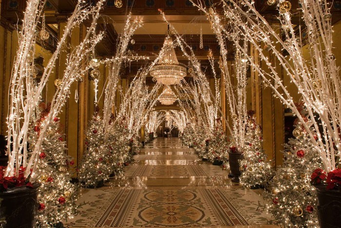 Beleuchtungsdekor am Haus und drinnen ist ein Muss