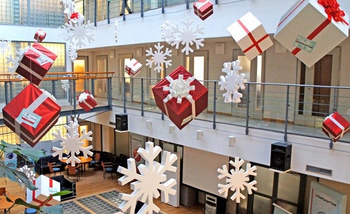 Die hängenden Elemente sind in einiger Entfernung voneinander angeordnet. In ihnen befindet sich in der Regel Schaum oder expandiertes Polystyrol