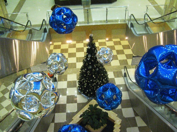 Aufblasbare Elemente sind nicht besonders teuer, aber Sie fühlen sich wie in die Kindheit gestürzt