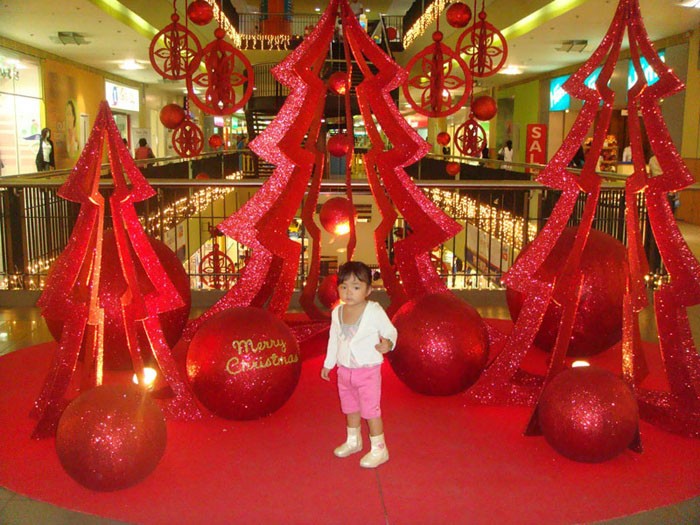 Alle großen festlichen Objekte werden automatisch zu einer Fotozone, wodurch Besuche in einem solchen Einkaufszentrum häufiger werden. Die Mitarbeiter selbst kommen, um sich aufzumuntern, indem sie ein paar Fotos in der Nähe von schönen Neujahrsobjekten machen