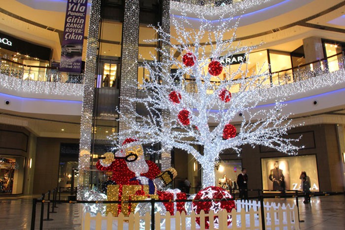 Große Figuren mit Beleuchtung werden zum Mittelpunkt des Dekors