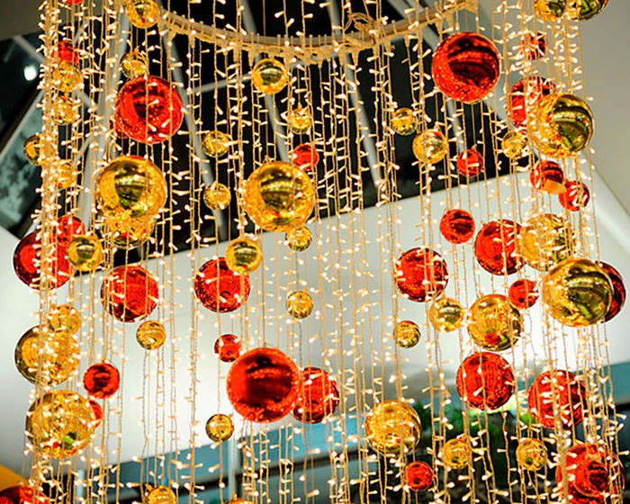 LEDs werden oft mit anderem Dekor gemischt. Die Reflexion von glänzenden Weihnachtsbaumkugeln sorgt für funkelndes Licht