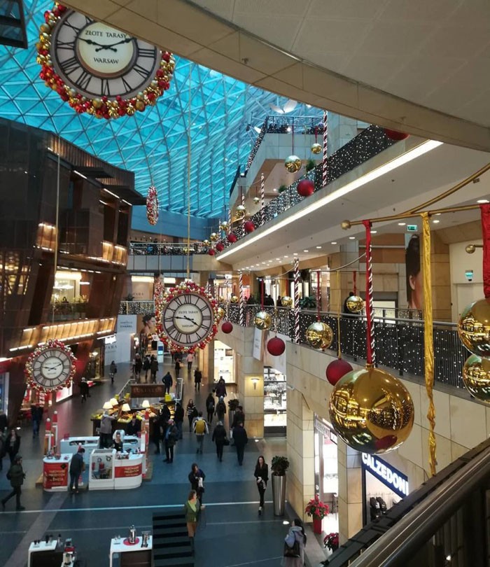 LED-Netze werden außerhalb des Geländers aufgehängt