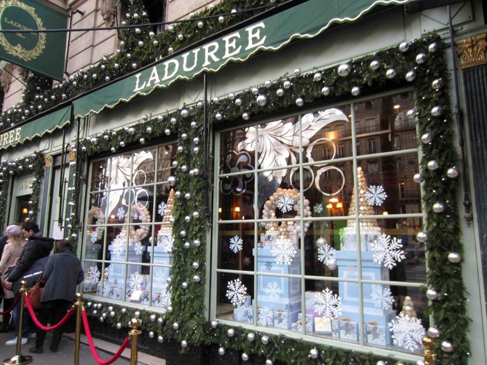 Der Geist von Weihnachten ist überall. Das äußere Dekor der Vitrine ist nicht zu loben