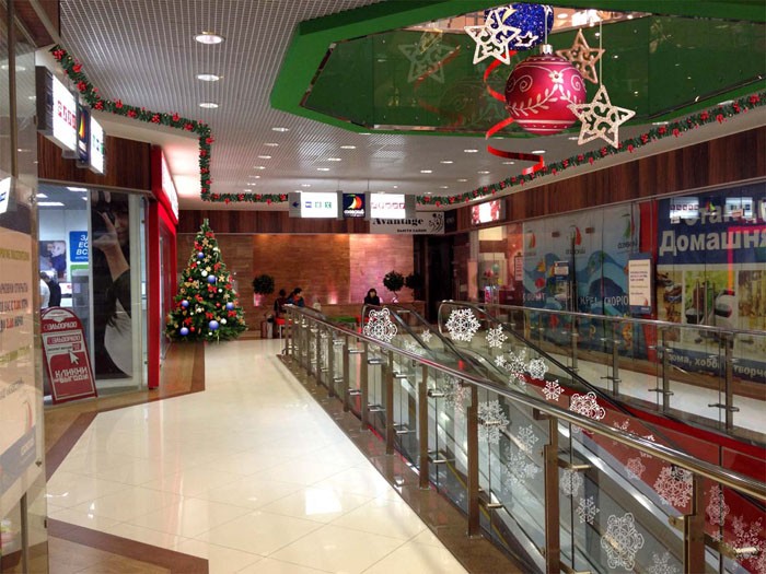 Glastreppen sind mit großen Aufklebern verziert