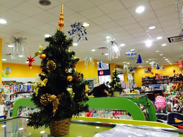 Filialisten stellen kleine Weihnachtsbäume auf und verwenden meistens die traditionelle Designmethode.