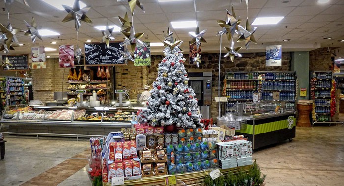 An Orten, die jedem mit Werbeartikeln vertraut sind, ist es am besten, einen eleganten Weihnachtsbaum zu platzieren