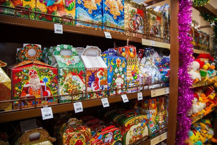 Selbst bescheidenes Lametta kann die Theken schmücken. Das ganzheitliche Erscheinungsbild des Geschäfts wird erst am Ende davon profitieren