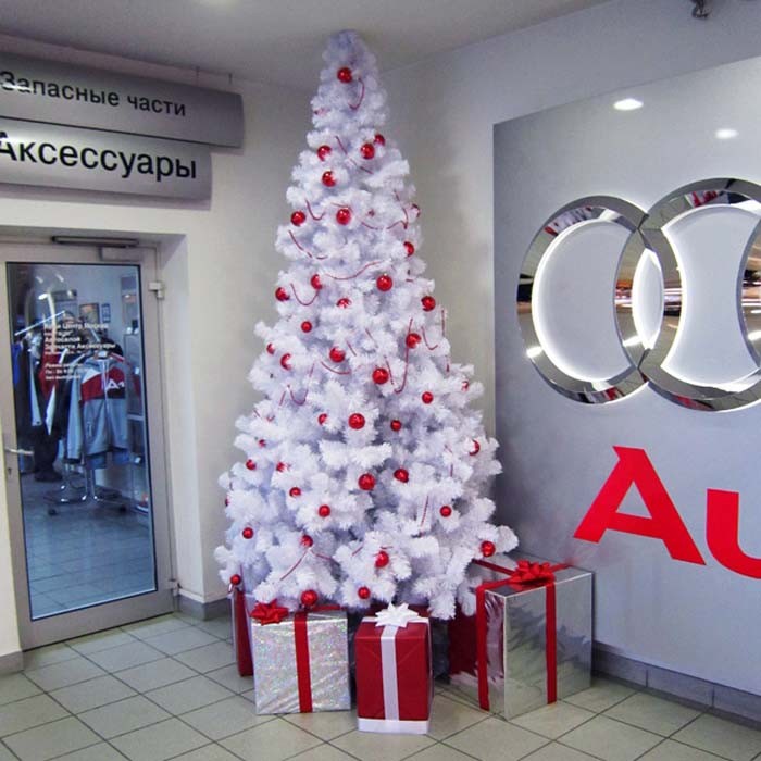 Jedes Zimmer kann mit einem künstlichen Baum geschmückt werden. Die Farbe der Schönheit wird auch unter Berücksichtigung des gewünschten Designs ausgewählt