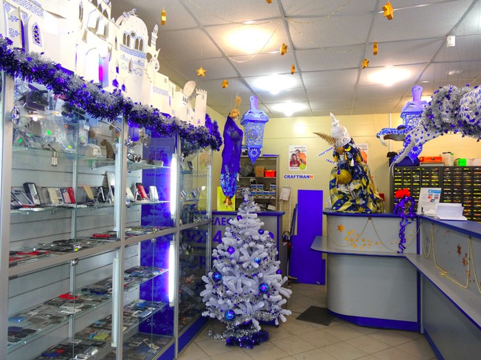 In kleinen Läden zeigt die Farbe des Schmucks die Möbel