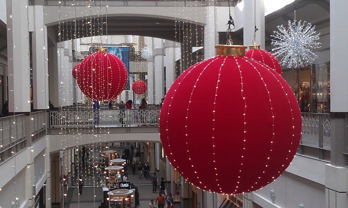 Die öffentlichen Bereiche in Einkaufszentren werden meistens von eingeladenen Designern dekoriert, aber es gibt auch Teams, die dies gemeinsam tun. Je größer der Raum und je höher die Decken, desto größer werden die Dekorationen ausgewählt. Es mag nicht viele geben, aber sie werden aufgrund ihrer Größe auffallen.