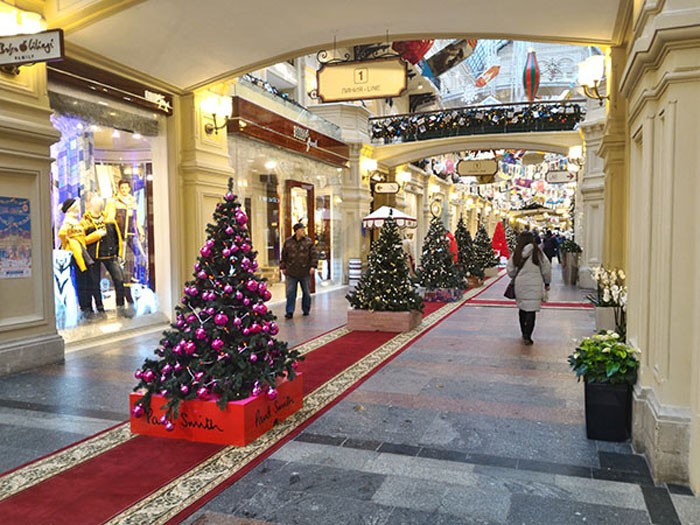 Wenn Sie keine Lust haben, ein originelles Design zu entwickeln, kaufen wir schöne Weihnachtsbäume und stellen sie in die Mitte