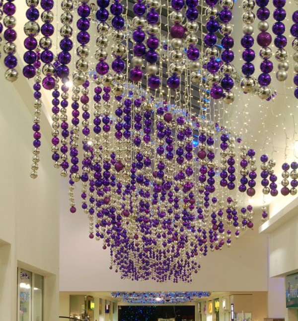 Lange Hallen verwandeln sich in eine märchenhafte Welt, wenn Sie einen faszinierenden Pfad aus glänzenden Weihnachtskugeln schaffen, die wie ein magischer Fluss von der Decke hängen