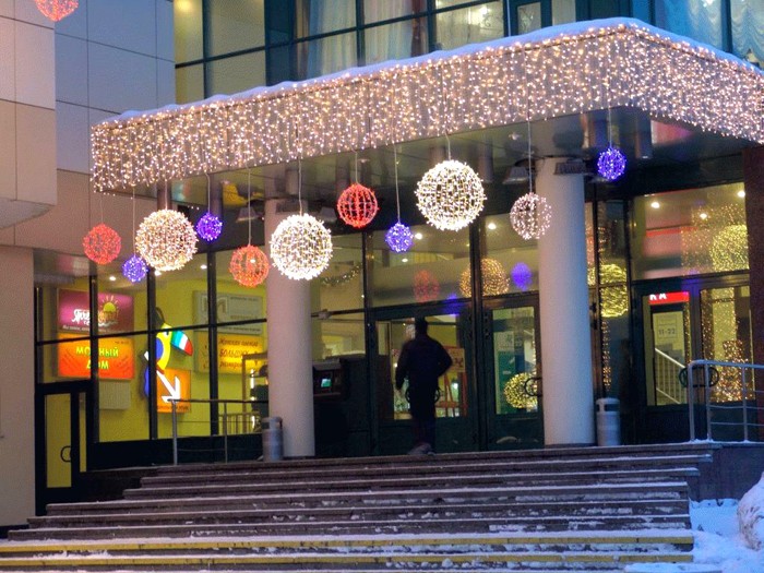 Helle Beleuchtungselemente lösen das Problem, sowohl den Eingang als auch die Fassade zu dekorieren