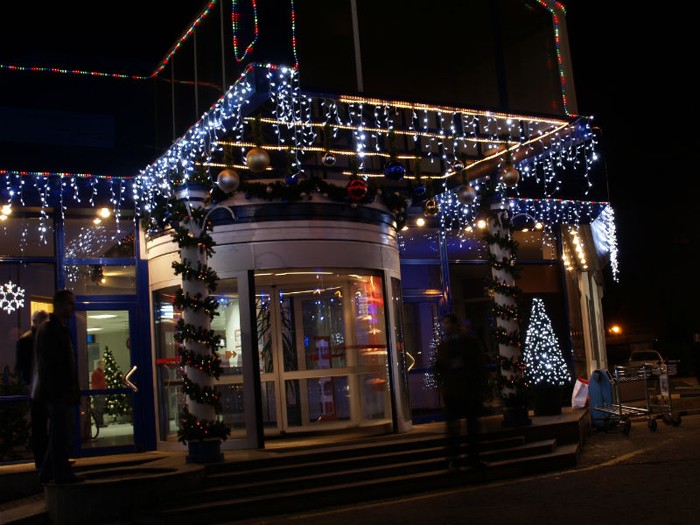 Es werden spezielle hängende Girlanden zum Verkauf angeboten, die die Vordächer von Gebäuden schmücken sollen