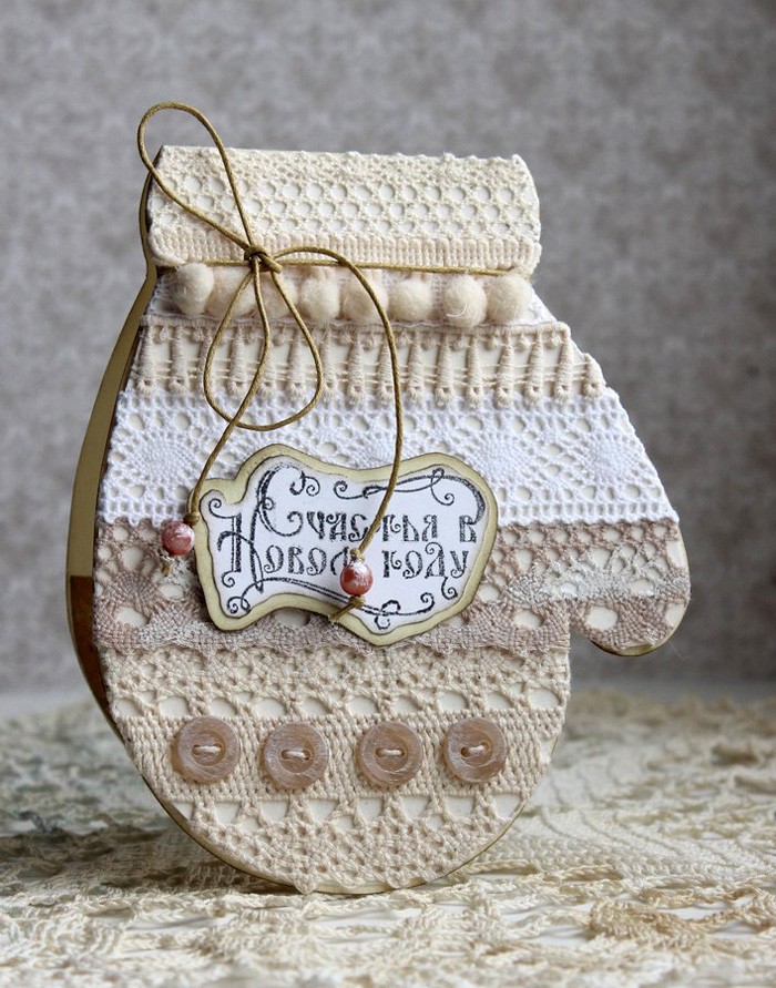 The card can be double or single, have pendants or stand on the table