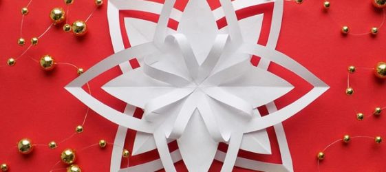 Fiocchi di neve e stelle di carta per il nuovo anno