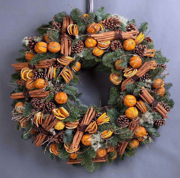 Ένα στεφάνι είναι μια αγαπημένη διακόσμηση πολλών σπιτιών, η οποία είναι εύκολο να φτιάξετε με τα χέρια σας.