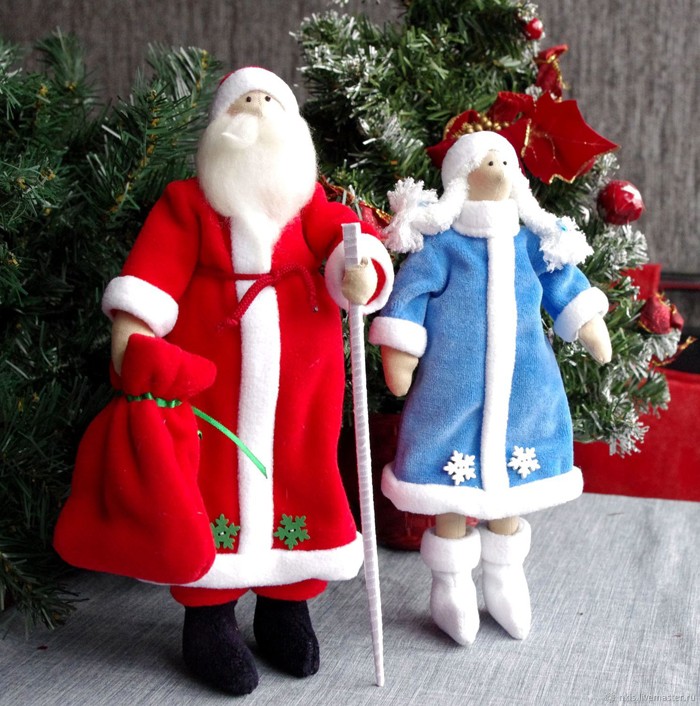 Ο παππούς Frost και η Snegurochka στέκονταν κάτω από κάθε χριστουγεννιάτικο δέντρο. Τώρα στέκονται όχι μόνο στη σκιά ενός κωνοφόρου δέντρου, αλλά τοποθετούνται επίσης δίπλα στο τζάκι και ακόμη και στο τραπέζι.