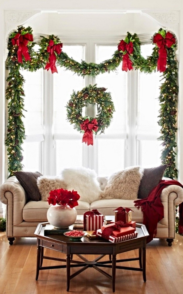 Αντί για κουρτίνα στο παράθυρο, είναι καλύτερο να κανονίσετε μια κομψή γιρλάντα και ένα στεφάνι